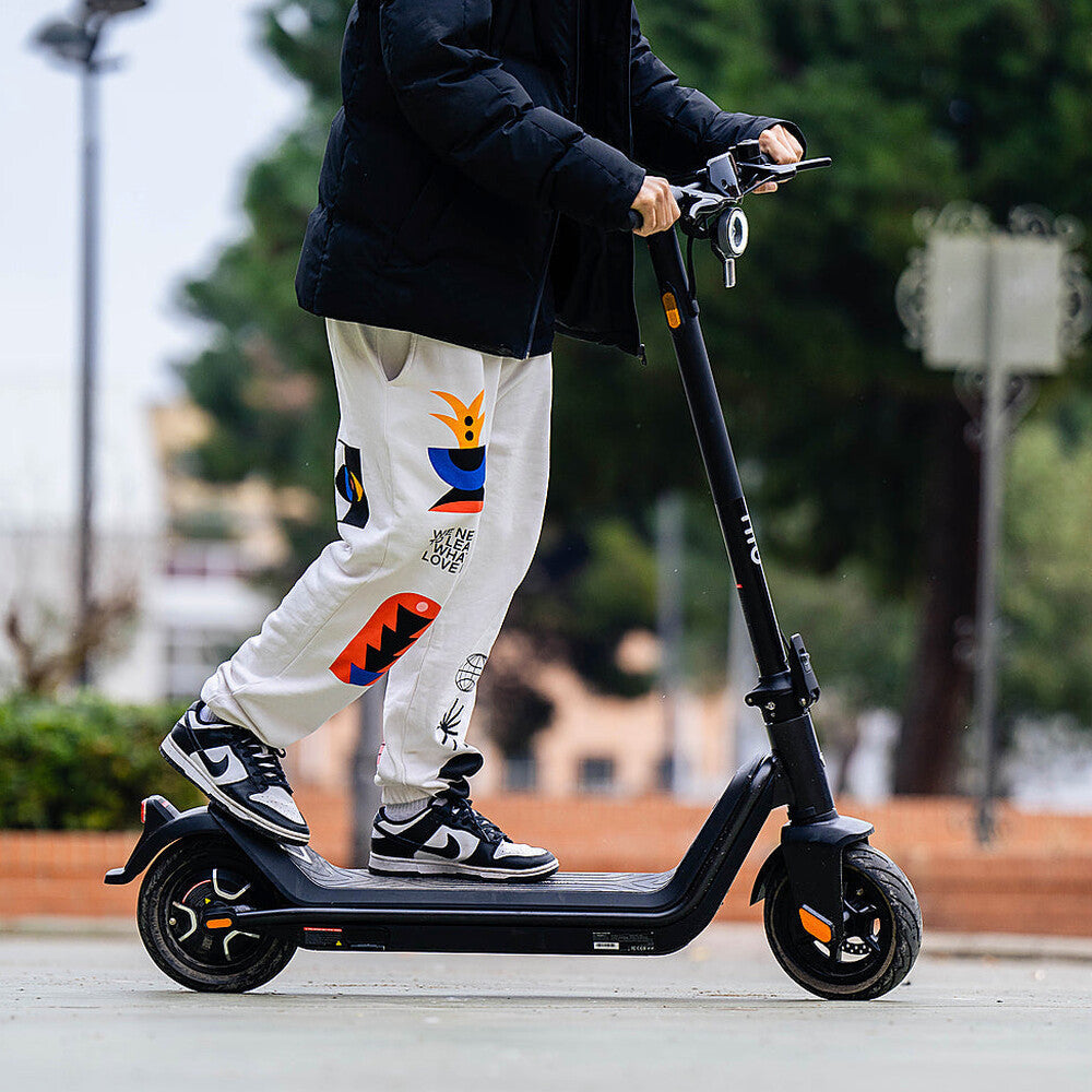 NIU KQi3 Pro Foldable Electric Kick Scooter, 31 mi Range, 20 mph Speed - Black